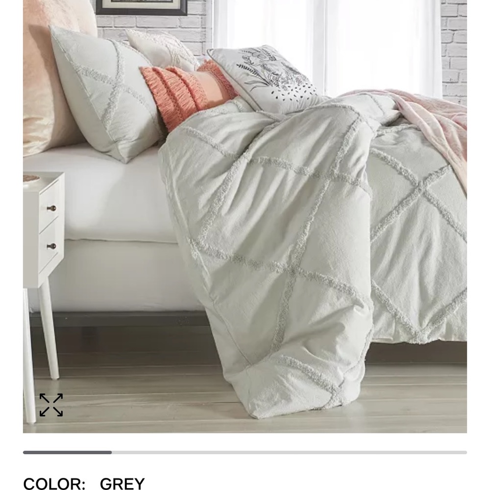 Peri home lattice comforter set for full/queen. Brand new and unopened!